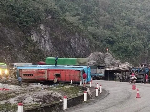 Hòa Bình: Lật xe khách giường nằm khiến 2 người chết và 10 người bị thương