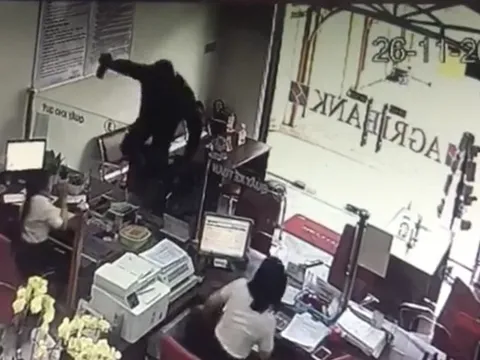 Truy bắt kẻ bịt mặt táo tợn xông vào cướp ngân hàng ở Đồng Nai