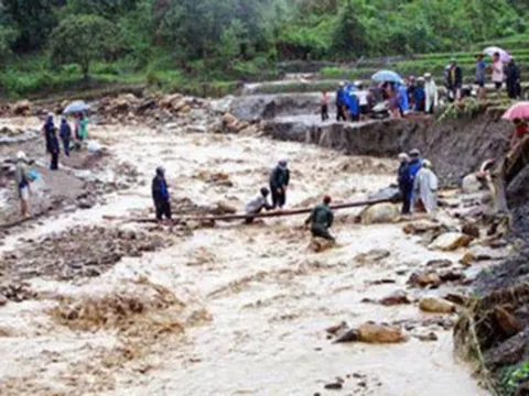 Hỗ trợ các tỉnh miền núi phía Bắc khắc phục hậu quả dông lốc, sạt lở đất