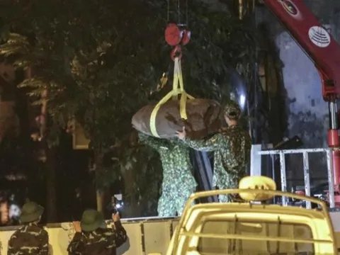 Quả bom nặng 340kg còn nguyên 2 ngòi nổ đã được di dời khỏi phố Cửa Bắc