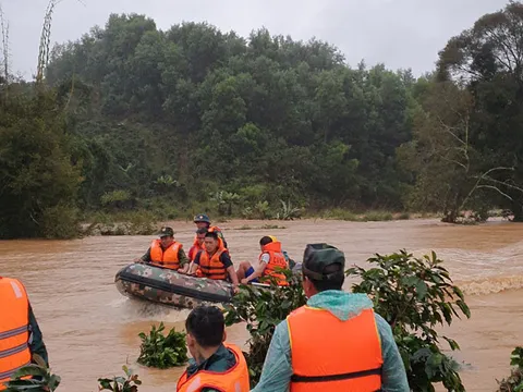 Huy động hơn 100 người tìm kiếm 2 nữ du khách bị lũ cuốn trôi ở Lâm Đồng