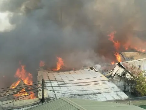 Hà Nội: Cháy lớn thiêu rụi nhiều nhà xưởng ở huyện Thạch Thất