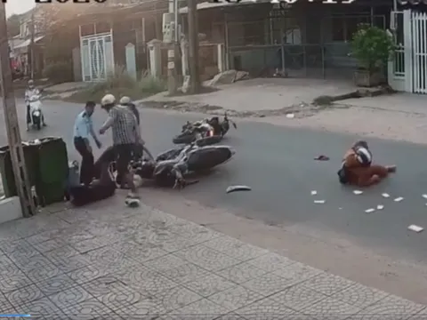 Sau va chạm giao thông, người đàn ông lao vào đánh nữ sinh