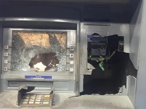 Bình Dương: Người đàn ông đập phá cây ATM vì rút tiền bị nuốt thẻ