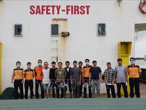 Giải cứu 11 người trên tàu chở than bị chìm