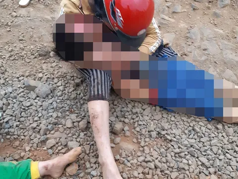 Sau va chạm với xe ben, người mẹ ôm thi thể con trai 6 tuổi gào khóc