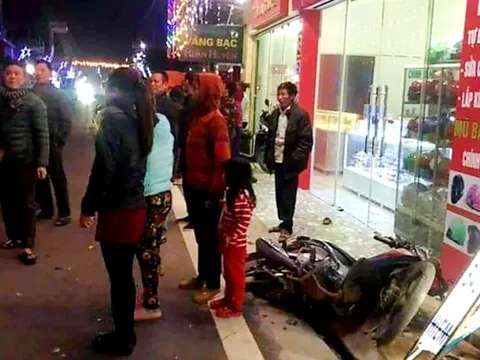 Ôtô mất lái gây tai nạn khiến năm người bị thương ở Nam Định