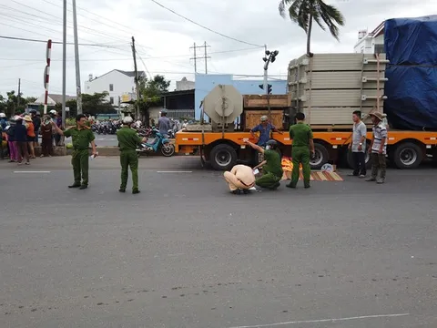 Nữ sinh lớp 10 bị xe đầu kéo cán tử vong trên đường đi học