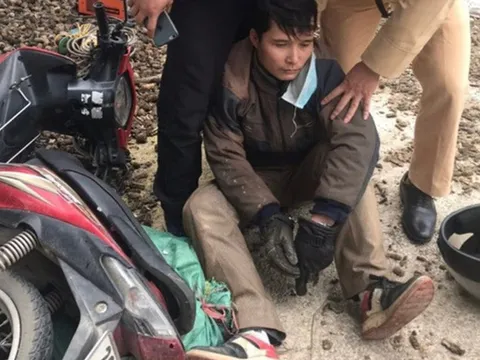 Thượng úy cảnh sát bị văng xuống vực khi khống chế nghi phạm ma túy