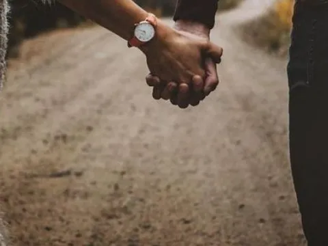 Khi một người trở thành thói quen, bạn sẽ không muốn mất đi; nhưng nếu yêu một người, bạn lại học được cách buông tay