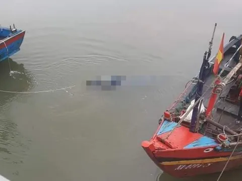 Nghệ An: Phát hiện thi thể người đàn ông trôi dạt trên biển