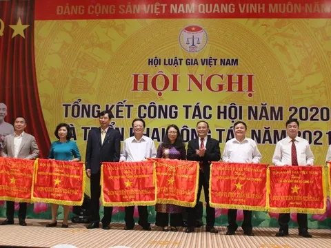 Tạp chí Đời sống&Pháp luật đón nhận Cờ thi đua của hội Luật gia Việt Nam