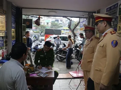 Phát hiện ​cơ sở sản xuất biển số xe giả với giá 400.000 đồng giữa phố cổ