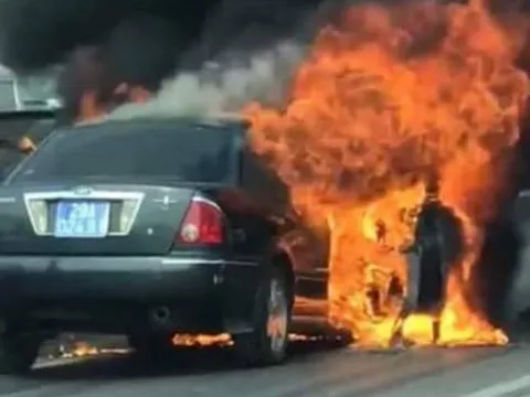 Xe biển xanh bất ngờ bốc cháy ngùn ngụt trên đường vành đai 3