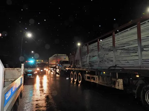 Hà Tĩnh: Đâm vào máy xúc đang lùi, người đàn ông đi xe máy tử vong