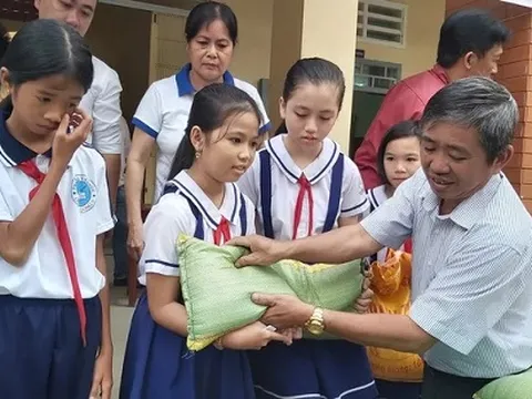 Trao tặng hơn 2 tấn gạo ăn Tết cho 100 học sinh nghèo ở Phú Quốc