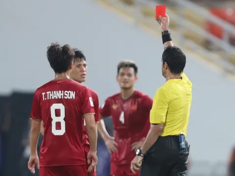 Đình Trọng bị treo giò trận gặp Malaysia tại vòng loại World Cup 2022
