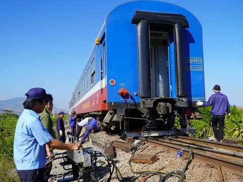 Tàu hỏa SE7 trật ray, đường sắt Bắc - Nam gặp sự cố