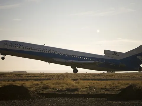 Máy bay chở 83 người rơi và bốc cháy ở Afghanistan