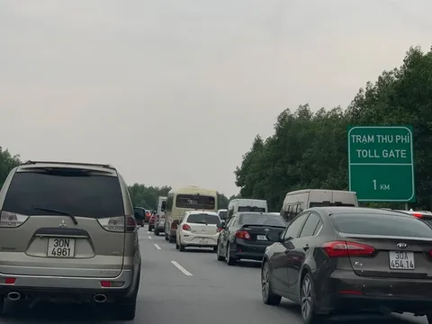 Người dân ùn ùn đổ về Hà Nội sau kỳ nghỉ Tết Nguyên