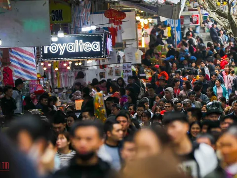 Du khách ùn ùn đổ về Chùa Hương trước giờ khai hội