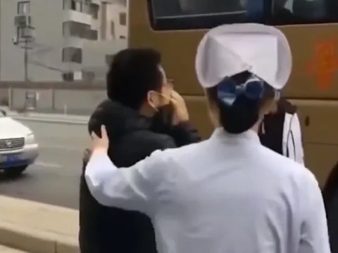 Bác sĩ Trung Quốc bật khóc tiễn vợ tới Vũ Hán hỗ trợ chống dịch bệnh do virus corona