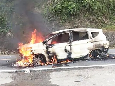 Ô tô 7 chỗ phát nổ rồi bốc cháy, hai người thiệt mạng ở Quảng Nam
