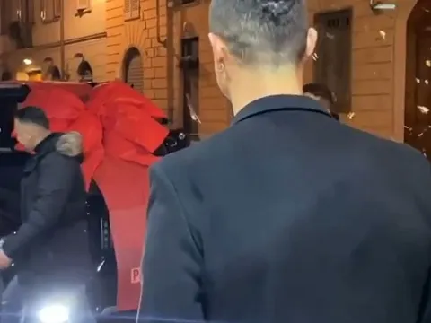 Ronaldo được bạn gái tặng xe hơi trong ngày sinh nhật thứ 35