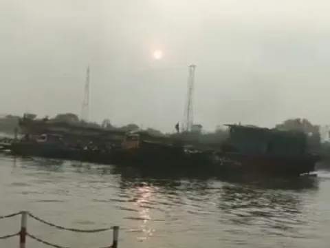 Tàu chở hàng đâm vào phà ở Hải Dương, hành khách hoảng sợ nhảy xuống sông
