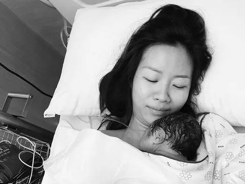 Sau gần 1 tháng sinh, Rapper Suboi lần đầu khoe diện mạo con gái đầu lòng