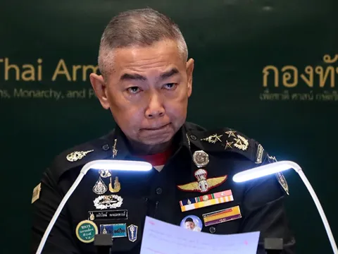 Tổng Tư lệnh Thái Lan nhiều lần gạt nước mắt xin lỗi vì vụ binh sĩ xả súng khiến 29 người thiệt mạng
