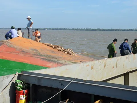 Tìm thấy thi thể 2 cháu bé bị mất tích trong vụ lật sà lan trên sông Hậu