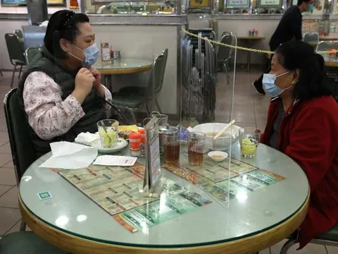 Lo sợ nhiễm Covid-19, nhà hàng Hong Kong đặt tấm chắn trên bàn ăn cho khách