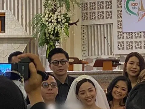 Hé lộ hình ảnh đám cưới Tóc Tiên - Hoàng Touliver tại nhà thờ ở Đà Lạt