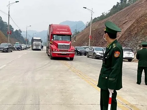 Cửa khẩu Tân Thanh thông quan hàng trở lại