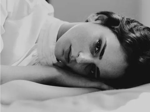 Đàn bà khôn quá thì thiệt người mà dại quá thì thiệt thân