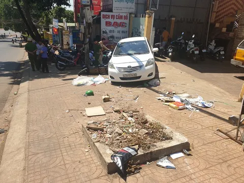 Ô tô đang đậu bỗng tụt dốc đè chết một người phụ nữ