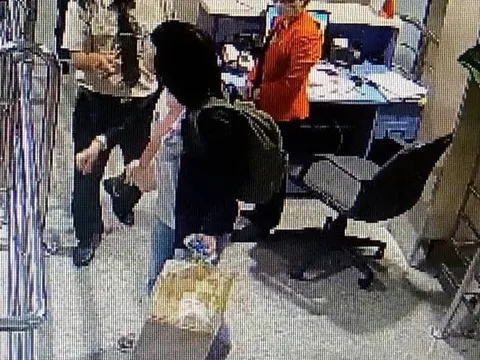 Nữ hành khách mang hành lý quá ký, cắn nhân viên hàng không bị thương