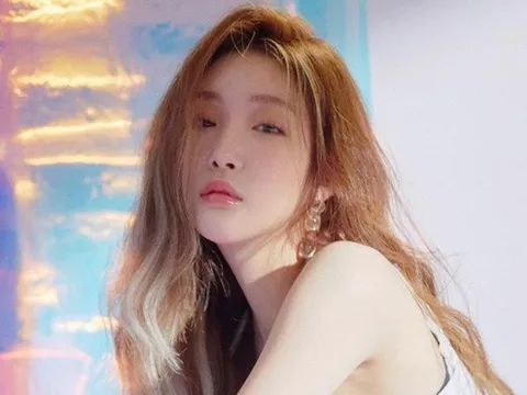 Ca sĩ Chung Ha phải cách ly 14 ngày vì có hai nhân viên dương tính với Covid-19