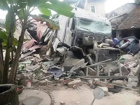 Nghệ An: Xe container đập sập 3 nhà dân lúc rạng sáng, tài xế bị thương nặng