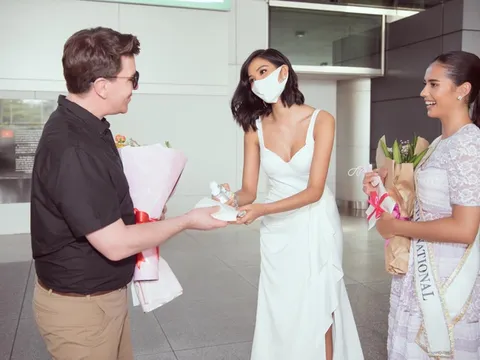 Hoàng Thùy tặng khẩu trang tự may cho Hoa hậu siêu quốc gia tại sân bay