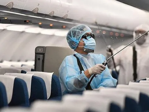 Tìm kiếm khẩn cấp du khách Anh đi cùng chuyến bay với bệnh nhân thứ 17