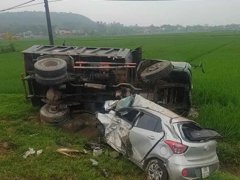 Hà Tĩnh: Ô tô 4 chỗ bị biến dạng sau cú tông trực diện với xe tải