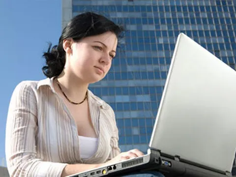 Tại sao ngồi máy tính nhiều thì bị nám da?