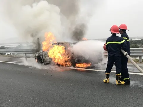 Xe Camry bất ngờ bốc cháy trên cao tốc Hạ Long-Hải Phòng