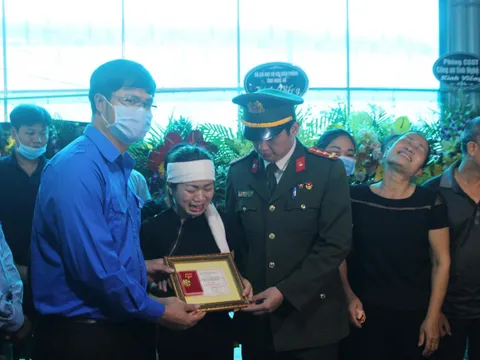 Truy tặng huy hiệu Tuổi trẻ dũng cảm cho Đại úy Công an hy sinh khi phá án ma túy