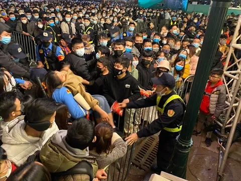 Kinh hoàng cảnh chen lấn tại Countdown chào năm mới 2021, cảnh sát căng mình giải quyết đám đông