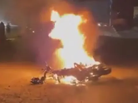 Xe máy bốc cháy sau va chạm với ôtô, nam thanh niên tử vong tại chỗ