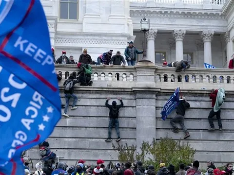 Người ủng hộ Tổng thống Trump ồ ạt tấn công tòa quốc hội, 1 phụ nữ bị bắn chết
