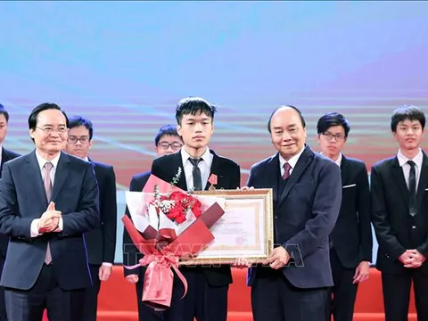 Thủ tướng dự Lễ tuyên dương học sinh THPT đoạt giải Olympic quốc tế 2020